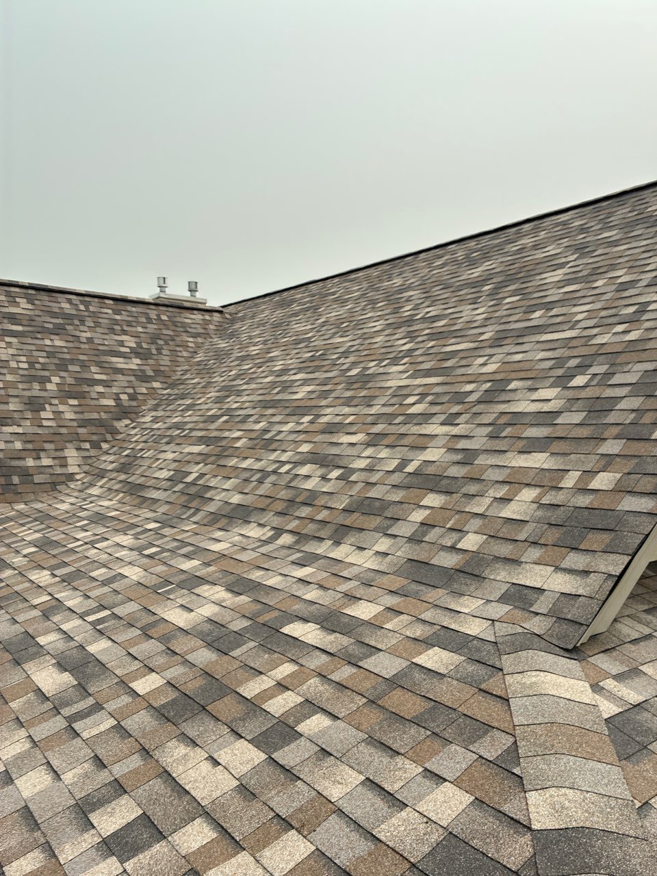 Close up of Owens Corning Duration Flex shingles in Sand Dune