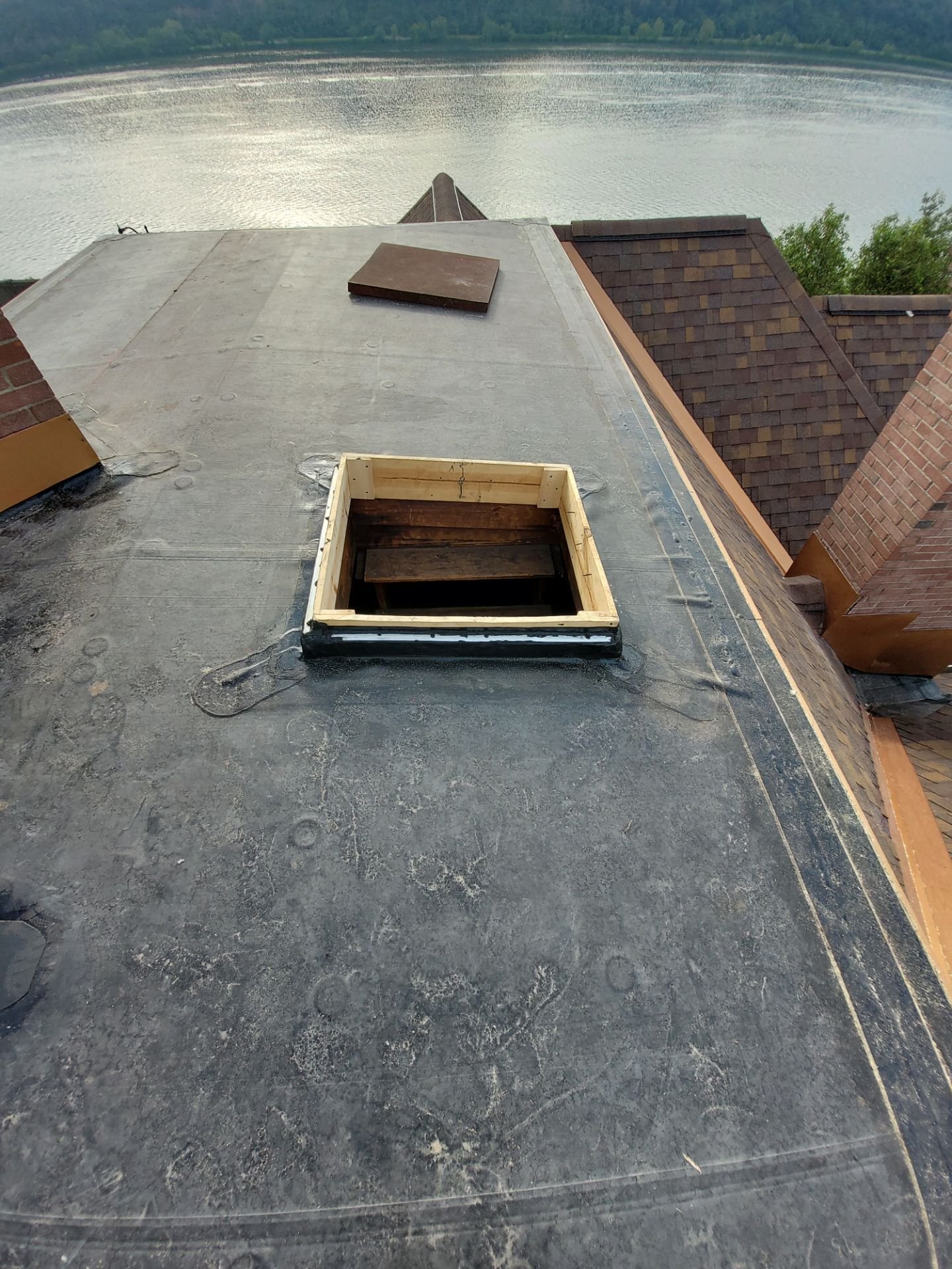 Roof hatch fixed and sealed