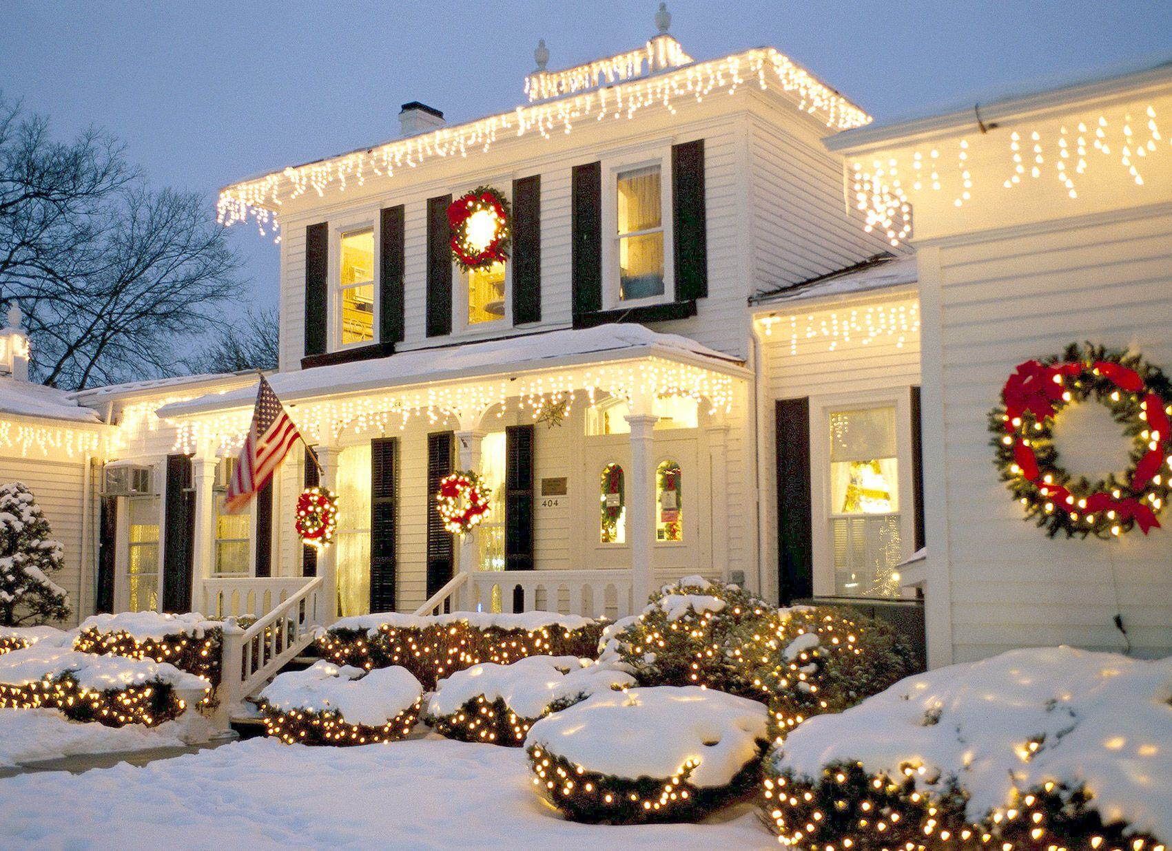 greek-revival-exterior-holiday-lights-b6917f25-9b1e06166e0b4419a464bdbc5b1890f8
